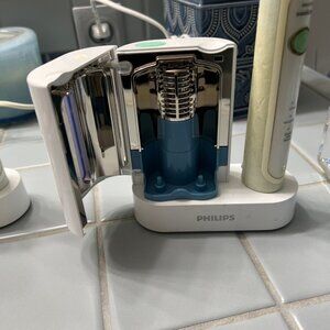 PHILLIPS ELECTRIC TOOTH BRUSH HOLDER WITH SANITIZER FOR 2 BRUSHES,AND CHARGER,